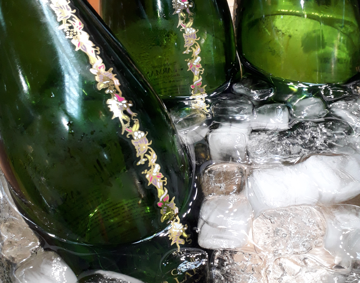 Das Bild zeigt Champagnerflaschen in einem Eiskübel. Im Tasting / Seminar: Schaumweine & Co. - "Sterne trinken" wird auch Champagner verkostet.