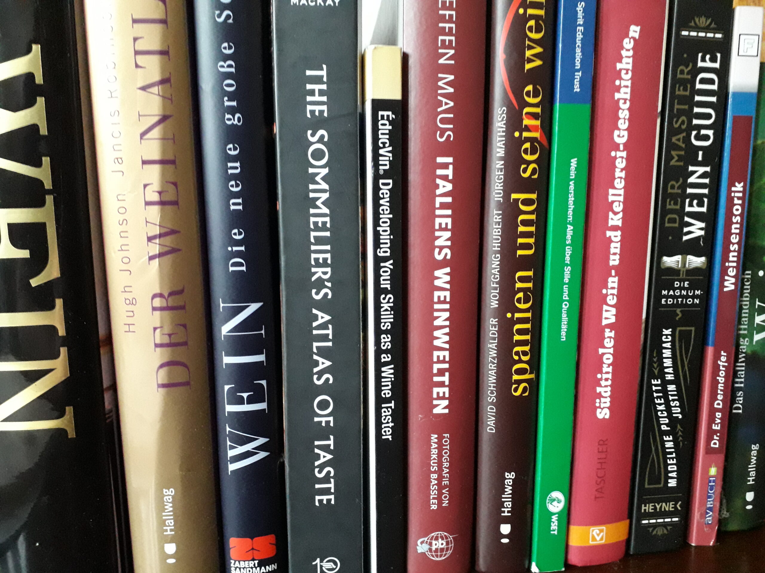 Buchrücken von Werken der Fachliteratur und weinaffinen Punlikationen