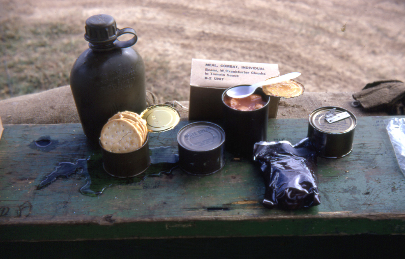 Foto der US-Militärration "Meal, Combat, Individual (MCI)", ab 1958 die Marschverpflegung der US-Soldaten im Einsatz. Studien der Akzeptanz waren prägend für die Entwicklung der Lebensmittelsensorik.