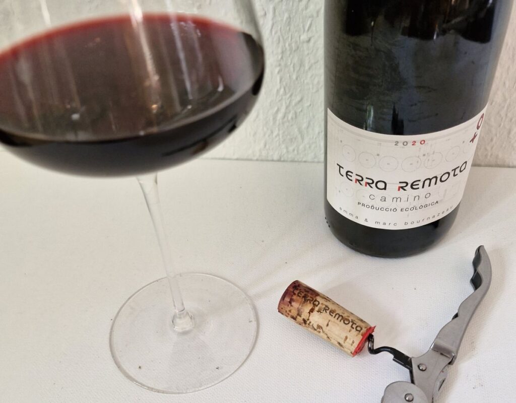 Der Terra Remota, Camino, Empordà, 2020 in Flasche und Glas